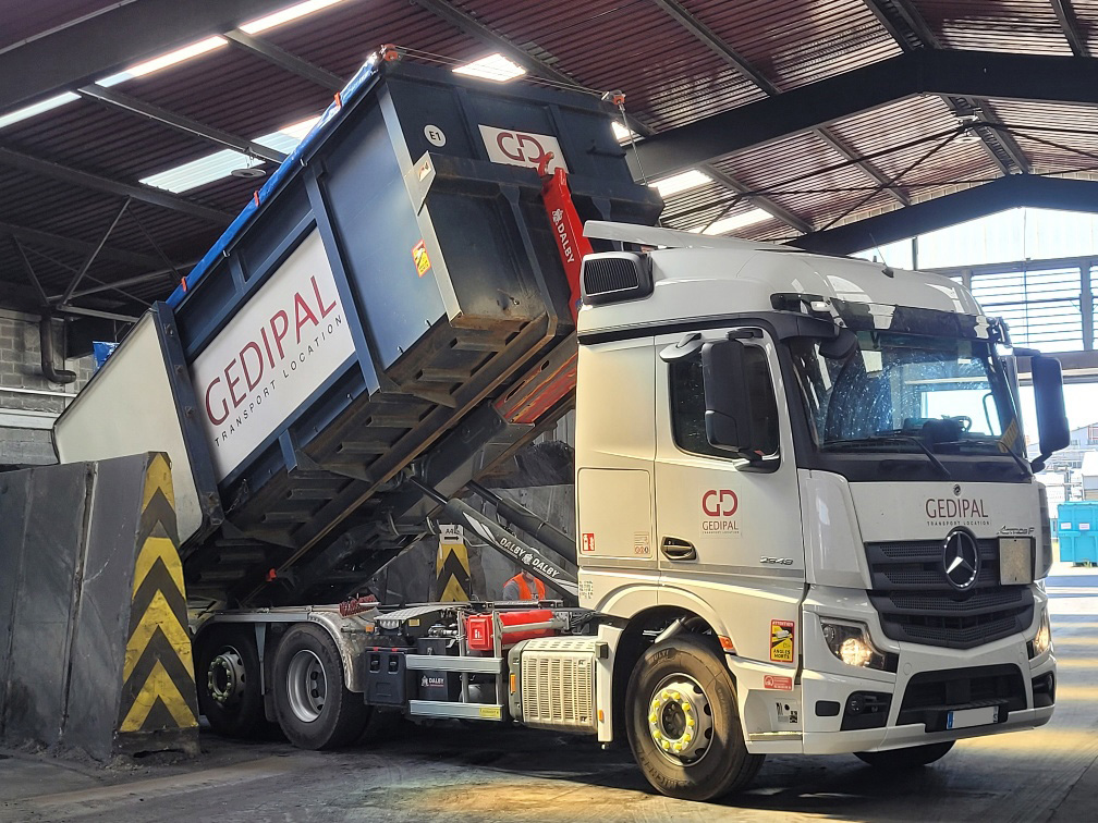 Camion ampliroll Gedipal transport de cendres